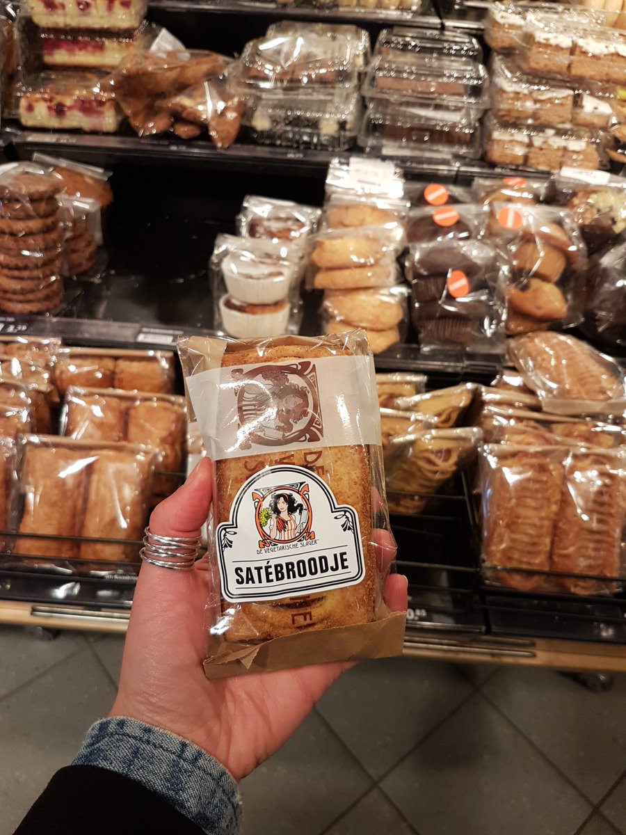 VegaSlager's tweet photo. Lisa Goes Vegan! https://t.co/IpIJbIf1pw @albertheijn  #vegan #satébroodje  #bestofbothworlds https://t.co/gz19uTPmX0