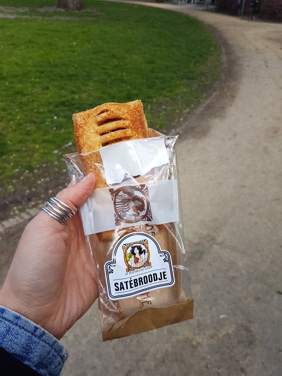 VegaSlager's tweet photo. Lisa Goes Vegan! https://t.co/IpIJbIf1pw @albertheijn  #vegan #satébroodje  #bestofbothworlds https://t.co/gz19uTPmX0