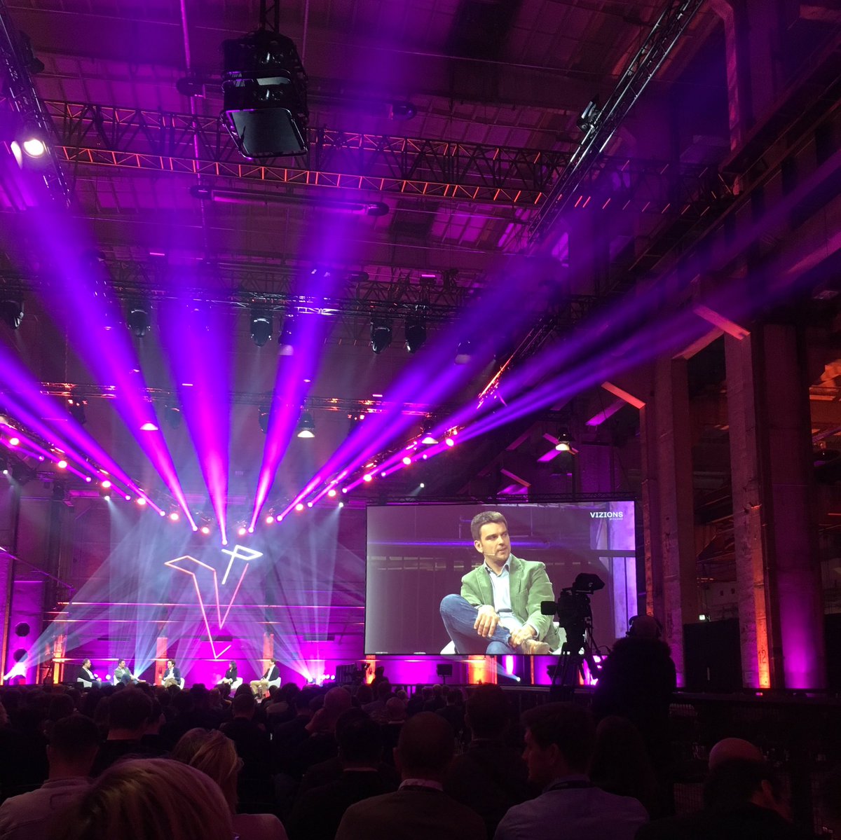 plnwlkwk's tweet photo. In Germany to create a better #customerexperience brands have to focus on delivery part! #feelingentertained 😂 #sotrue #Vizions2017 https://t.co/0wjgDgs0Fj