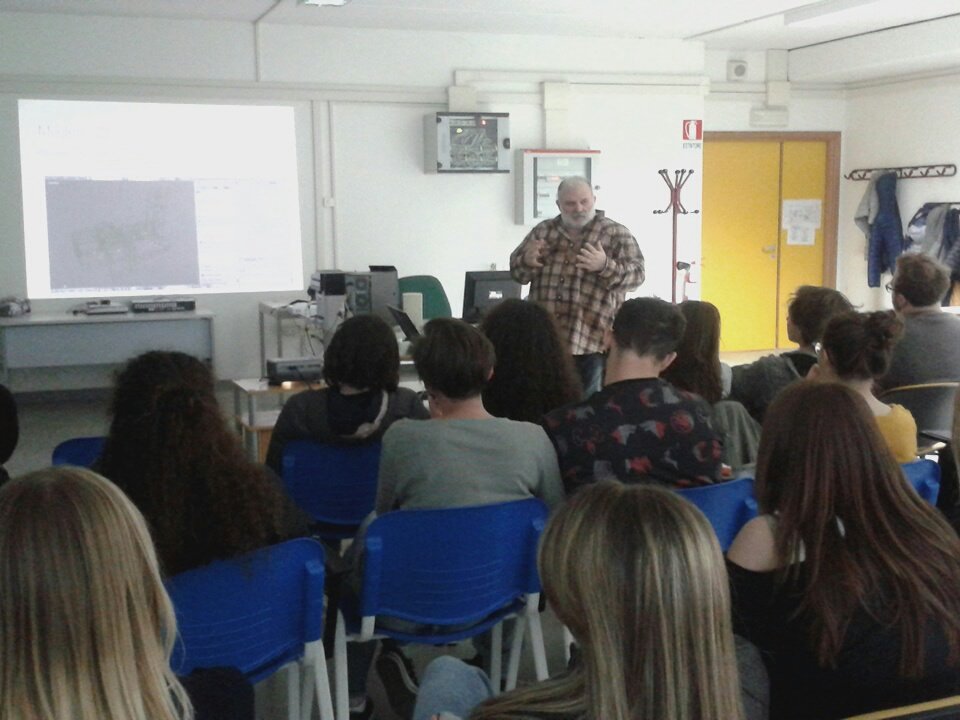 archeocecina's tweet photo. Tocchiamo il passato con le nostre mani! Il liceo Fermi di Cecina alla scoperta della modelli 3D col prof. Palleschi del CNR #archeocecina https://t.co/fV3yEn4nB3