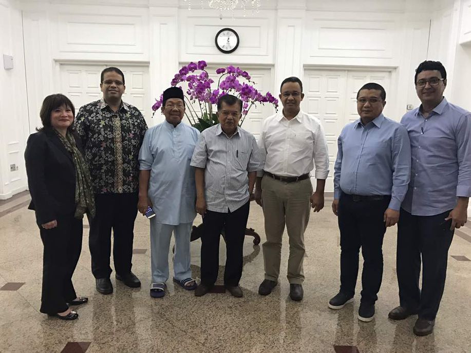 detikcom's tweet photo. Anies Sudah Bertemu Wapres JK dan Terima Ucapan Selamat https://t.co/RtHMt1BrdL https://t.co/yviRxEkfEk