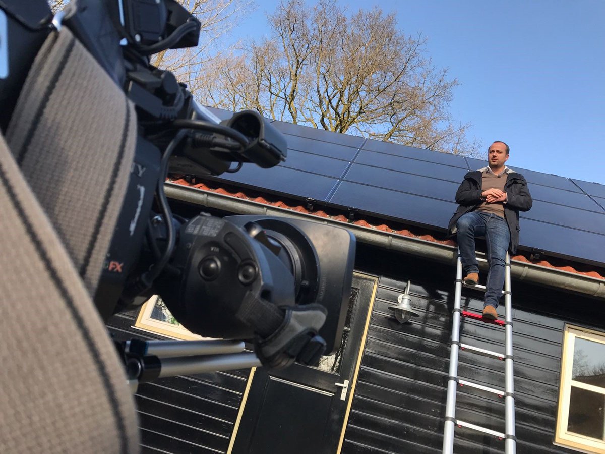 Geert klimt op het dak voor #Woontips en #RTL4 om een mooi shot te maken en te informeren over zonnepanelen &amp; #groenestroom #EMTV <a href="/geerthoes/">Geert Hoes</a>