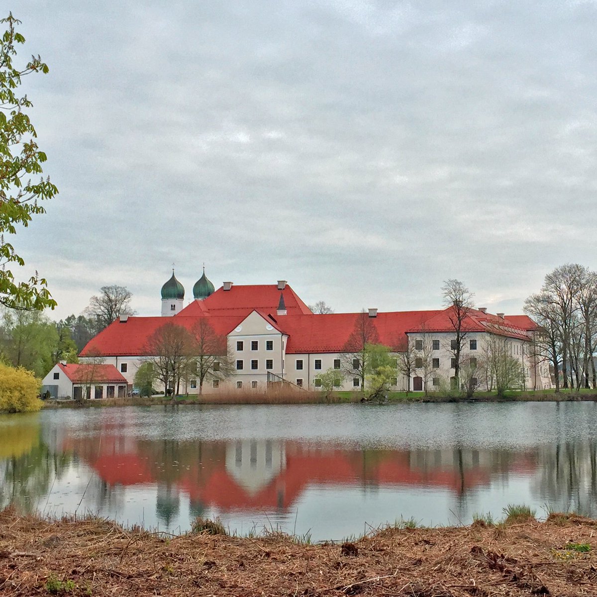 Another beautiful view at Kloster Seeon and the Lake Seeoner See | #bayern #bavaria #Seeon #Oberbayern  #klosterseeon #bayerischealpen