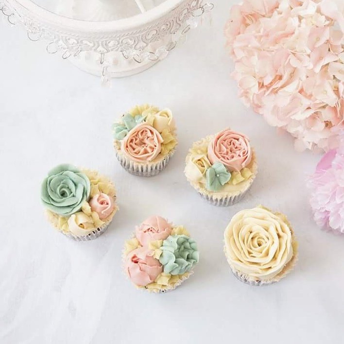 LilyBloomCakes's tweet photo. Beautiful #floral  #cake design. Taking bookings for 2017 and 2018 #weddings #weddingcake #walsall #birmingham #westmidlands #buttercream https://t.co/zzaMFkXRpp