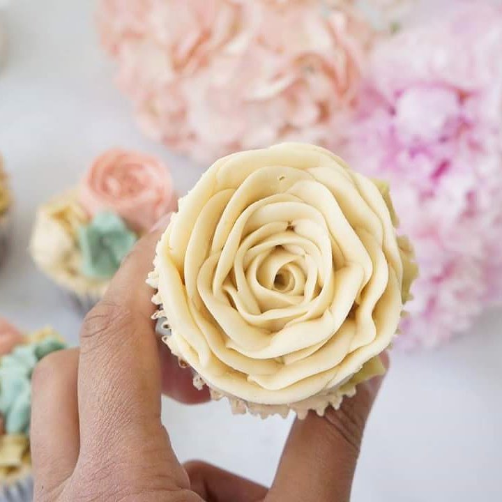 LilyBloomCakes's tweet photo. Beautiful #floral  #cake design. Taking bookings for 2017 and 2018 #weddings #weddingcake #walsall #birmingham #westmidlands #buttercream https://t.co/zzaMFkXRpp