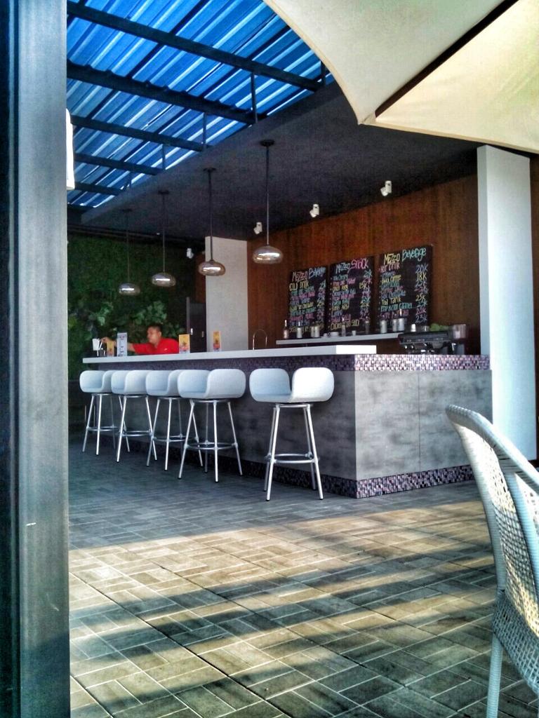 panggilmey's tweet photo. Kelak kita akan menikmati secangkir kopi, di cafe yang sama, di meja yang sama. namun dengan rasa dan aroma yang berbeda. 📍 @frontonepmk https://t.co/JQk6bG8eyC