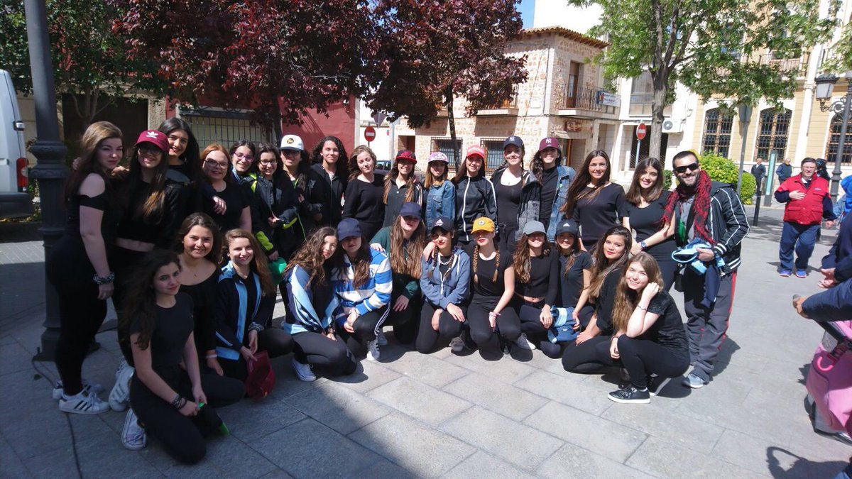 efinfante's tweet photo. Celebrando el Día del Libro con el alumnado de Ntra. Sra. de los Dolores 😊 https://t.co/oKa5jqXRfd