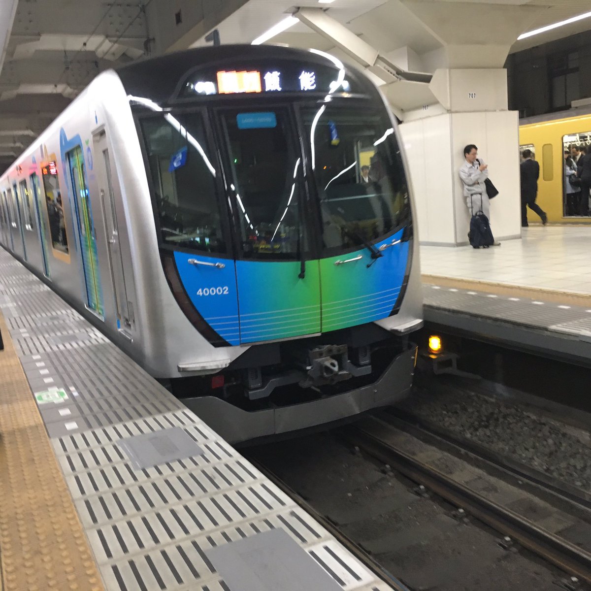 せか淳平 旅したい車掌さん 普通運用になってから初めて座って乗車してみたが 最っ高 角席取るために待って 帰宅しながら充電出来るのも魅力的で良き 西武系 西武鉄道