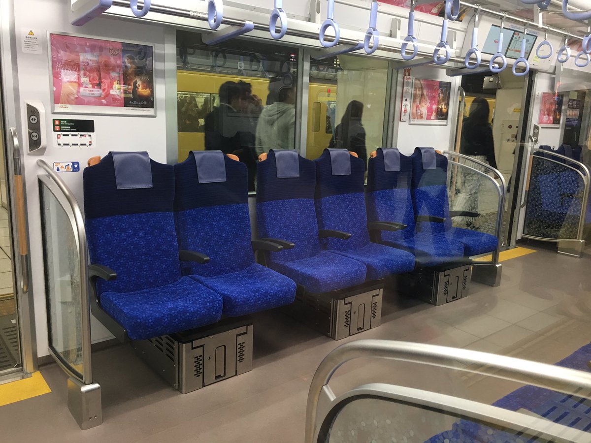 せか淳平 旅したい車掌さん 普通運用になってから初めて座って乗車してみたが 最っ高 角席取るために待って 帰宅しながら充電出来るのも魅力的で良き 西武系 西武鉄道