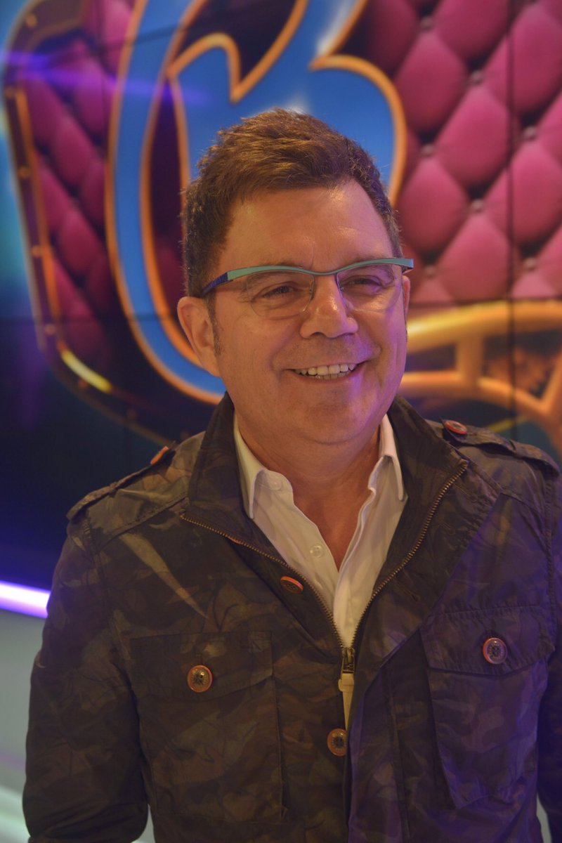 O showman <a href="/sup3rpinheiro/">Xosé Manuel Piñeiro</a>, 25 anos en radio e TV onde se estreou presentando "Supermartes” <a href="/TVGalicia/">TVG</a> <a href="/elcorreogallego/">El Correo Gallego</a> <a href="/EPGalicia/">Europa Press Galicia</a> <a href="/LaRegion/">La Región</a>