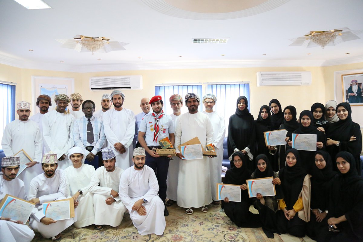UTAS_Suhar's tweet photo. صورة جماعية لعميد الكلية د. علي اللواتي مع الطلبة المتميزين والحاصلين على جوائز في مسابقة الإبداع الطلابي 
#تطبيقية_صحار https://t.co/joSFtrcGdu