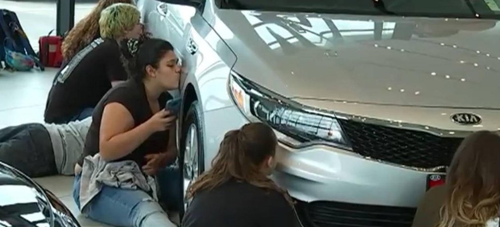 jaozgz's tweet photo. ¿Cómo consiguió esta mujer que le regalaran un coche? Besándolo durante 50 horas https://t.co/L1S4nFoV7P https://t.co/KRmhohAWVc