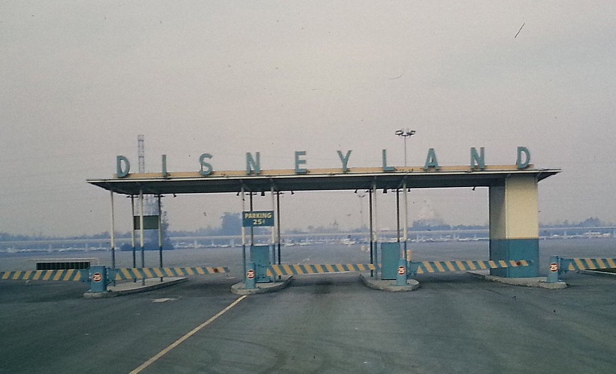http://www.vintag.es/2014/08/the-entrance-to-disneyland-in-1965.html