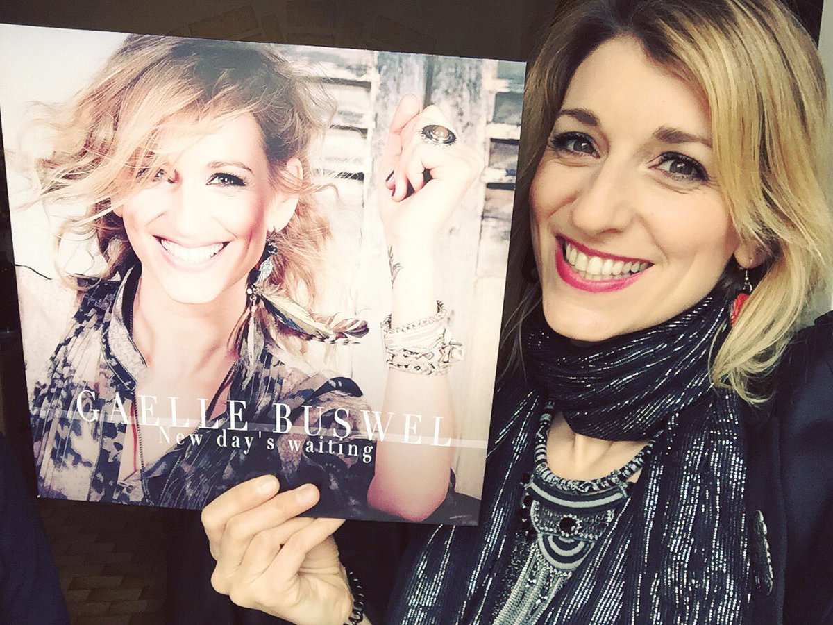 GaelleBuswel's tweet photo. les Vinyles collectors sont arrivés 😍
Pour les Commander:
https://t.co/9BuYl8rkjl

Et demain RDV showcase à gare st Lazare à 16h30 🤘🏻😉 https://t.co/SKXkEaPDVZ