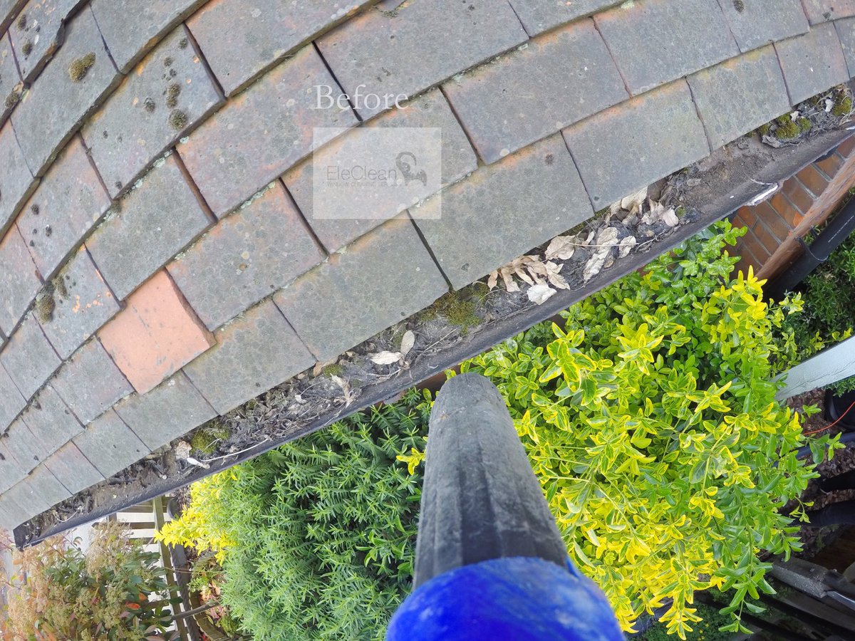 Ele_Clean's tweet photo. A before &amp; after from Tuesday's gutter clean in #Wormley
https://t.co/9Zs5kcZD5D https://t.co/mcqkLc5KQz