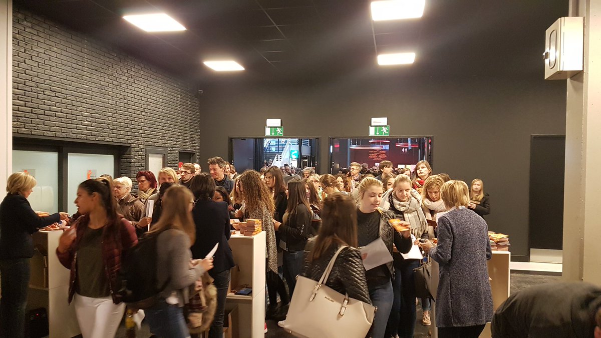 Guy_VD's tweet photo. Reva beurs opende deuren in flnders expo. Nu installatie onthaal BEA awards in icc gent. Spannender als marters in kabels camionette bijten. https://t.co/Ymd8MvsQce