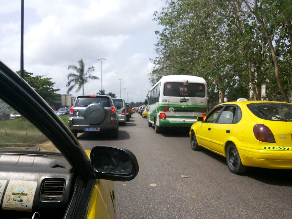 SmartTrafficCI's tweet photo. #Cocody Blvd des martyrs sens angré-cocody centre. C'est lent hein!
#Abidjan
#SmartTraffic #SmartTrafficCI #CIV #cotedivoire #Team225 https://t.co/A34njMlHtu