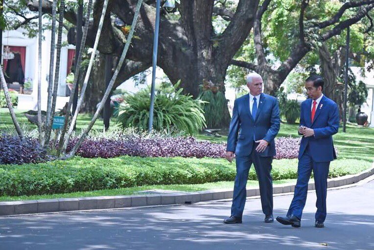 Presiden <a href="/jokowi/">Joko Widodo</a> dan Ibu Iriana menerima Wakil Presiden Amerika Serikat, Michael R. Pance dlm suasana yg akrab dan hangat di Istana #Teman