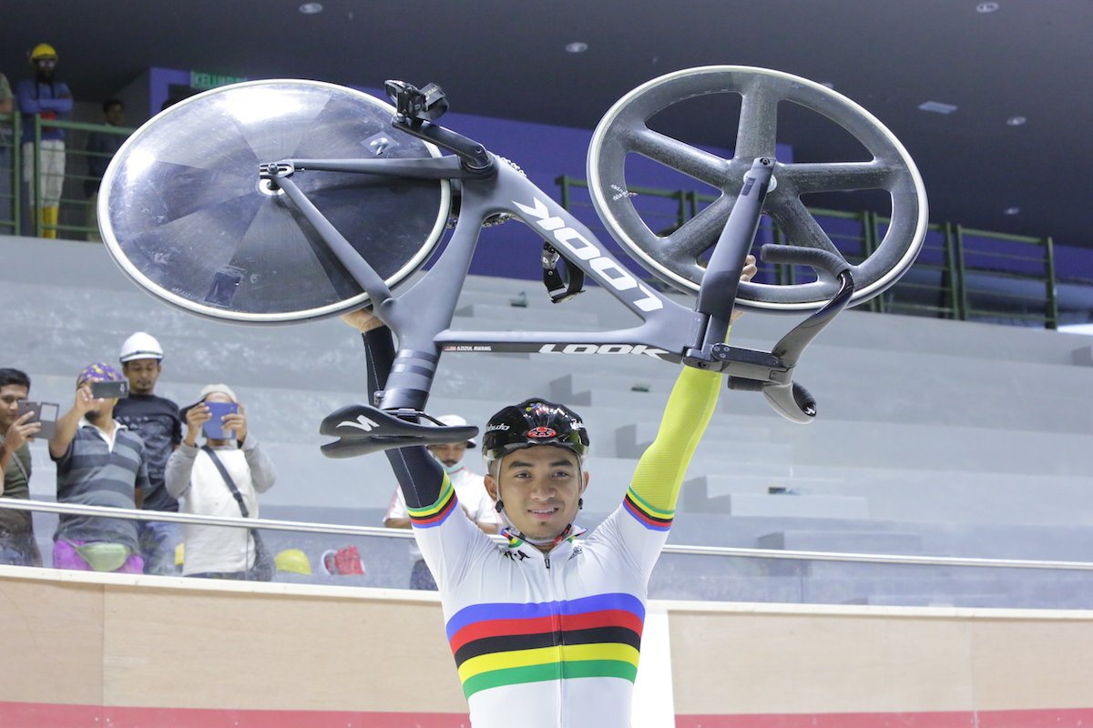 KL2017's tweet photo. Juara Keirin Dunia @AzizulAWANG uji Velodrom Nasional Nilai sebentar tadi. Saksikan our Pocket Rocketman beraksi Ogos nanti. #BangkitBersama https://t.co/DgyGe4EnyX