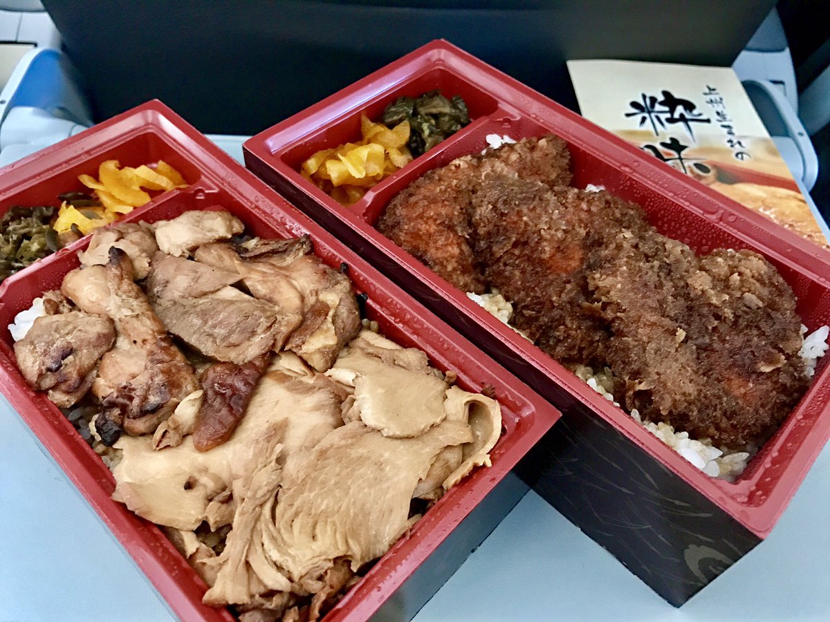 ロプロス 群馬県民がこよなく愛するという 登利平 の鳥めし弁当と鳥ソースかつ弁当を渋川で買って 帰りの機内でいただいた 食べてるとcaさんに 美味しそうなお弁当ですね って声掛けられたw ロプロス 群馬県民がこよなく愛するという 登利平 の鳥めし弁当と鳥ソースかつ弁当を渋川で買って 帰りの機内でいただいた 食べてるとcaさんに 美味しそうなお弁当ですね って声掛けられたw