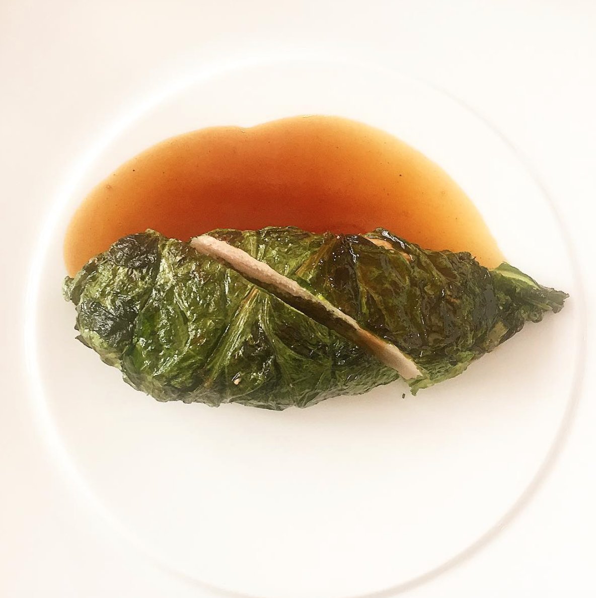 BotaniqueRestau's tweet photo. Pintade farcie aux morilles et à l'ail des ours par Sugio Yamaguchi. Merci Ryoko Sekiguchi pour la photo ! #botaniquerestaurant https://t.co/bSENnqJAZz
