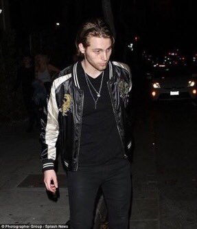 5SOSNoticias's tweet photo. Ashton y Luke dejando el Delilah Restaurant en Hollywood anoche https://t.co/Qr4CpgDVPM