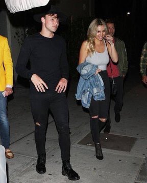 5SOSNoticias's tweet photo. Ashton y Luke dejando el Delilah Restaurant en Hollywood anoche https://t.co/Qr4CpgDVPM