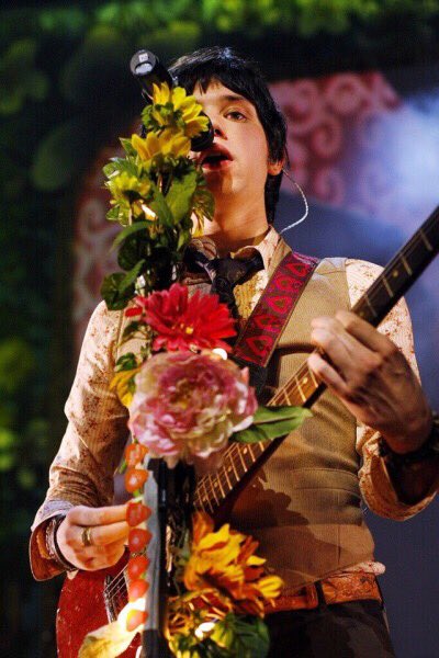 justpicsofryan's tweet photo. precious flower child 🌷🌸🌺🌻🌼🌹💐 https://t.co/b6NhBwi7mw