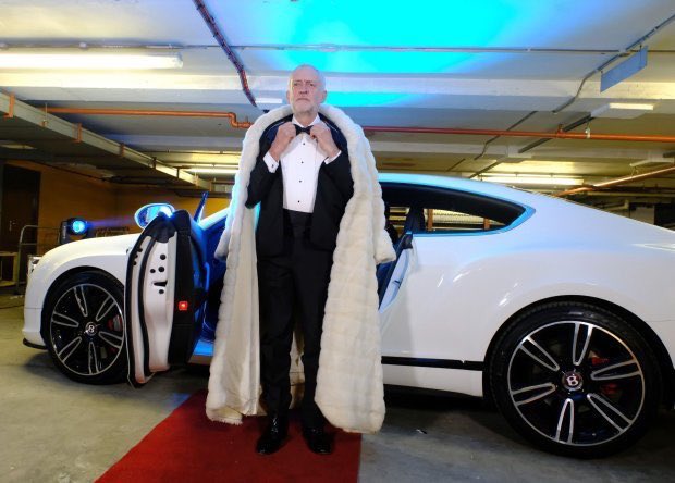 LunarCFT's tweet photo. WALK IN THE PARTY SPORTING ARMANI HALF OF THE CROWDS ALL SNORTING MY CHARLIE https://t.co/8pAJtZUPiB