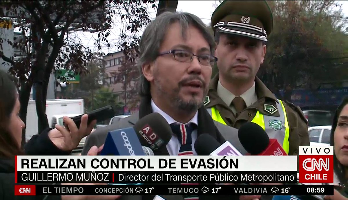 CNNChile's tweet image. AHORA: Autoridades realizan control de evasión del Transantiago #CNNChile