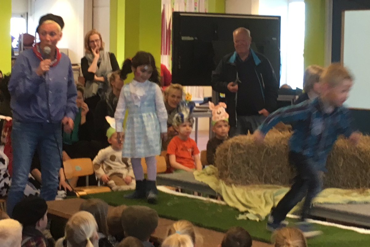 OJS_Zevensprong's tweet photo. Feest op de boerderij...tenminste...als ze de sleutel vinden.😊 #weeksluiting van de Muizentrap #jenaplan #viering https://t.co/LPPc21Kk3x