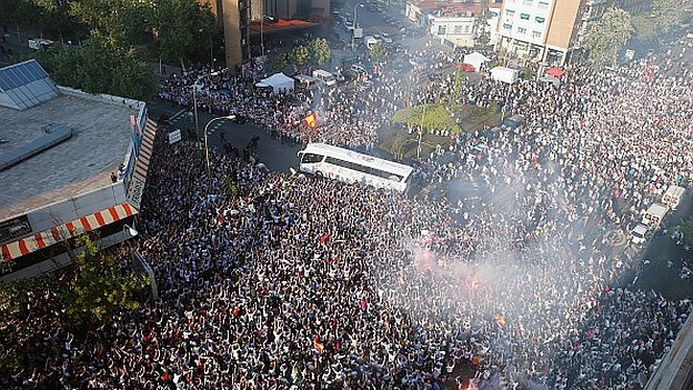 menezrm's tweet photo. Que Piqué hable de nuestra afición cuando la suya sea capaz de recibir así a su equipo cuando lo necesita. Igual esto sí que le escuece. https://t.co/EfErvdLHz3