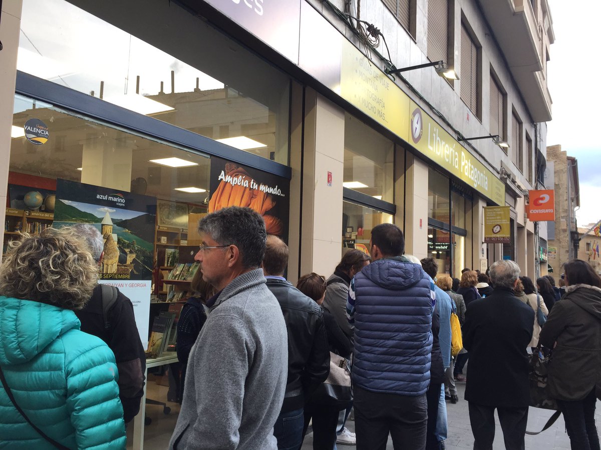 Marikeles1's tweet photo. Así está la puerta de @Lib_Patagonia justo antes de empezar la presentación "Hijos del Nilo" de @xavieraldekoa https://t.co/sWTSduRkL0