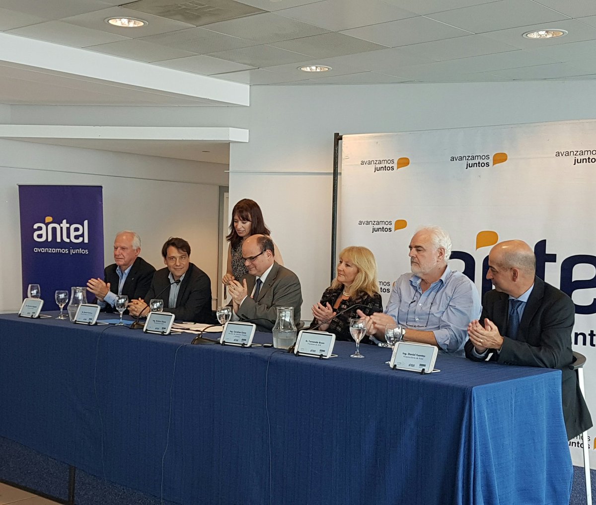 MIEM_Uruguay's tweet photo. [Ahora] @AntelDeTodos firma acuerdos para impulsar la innovación.
@ANIIuy #ICT4V #MIEM https://t.co/qqRP6i2Wrb