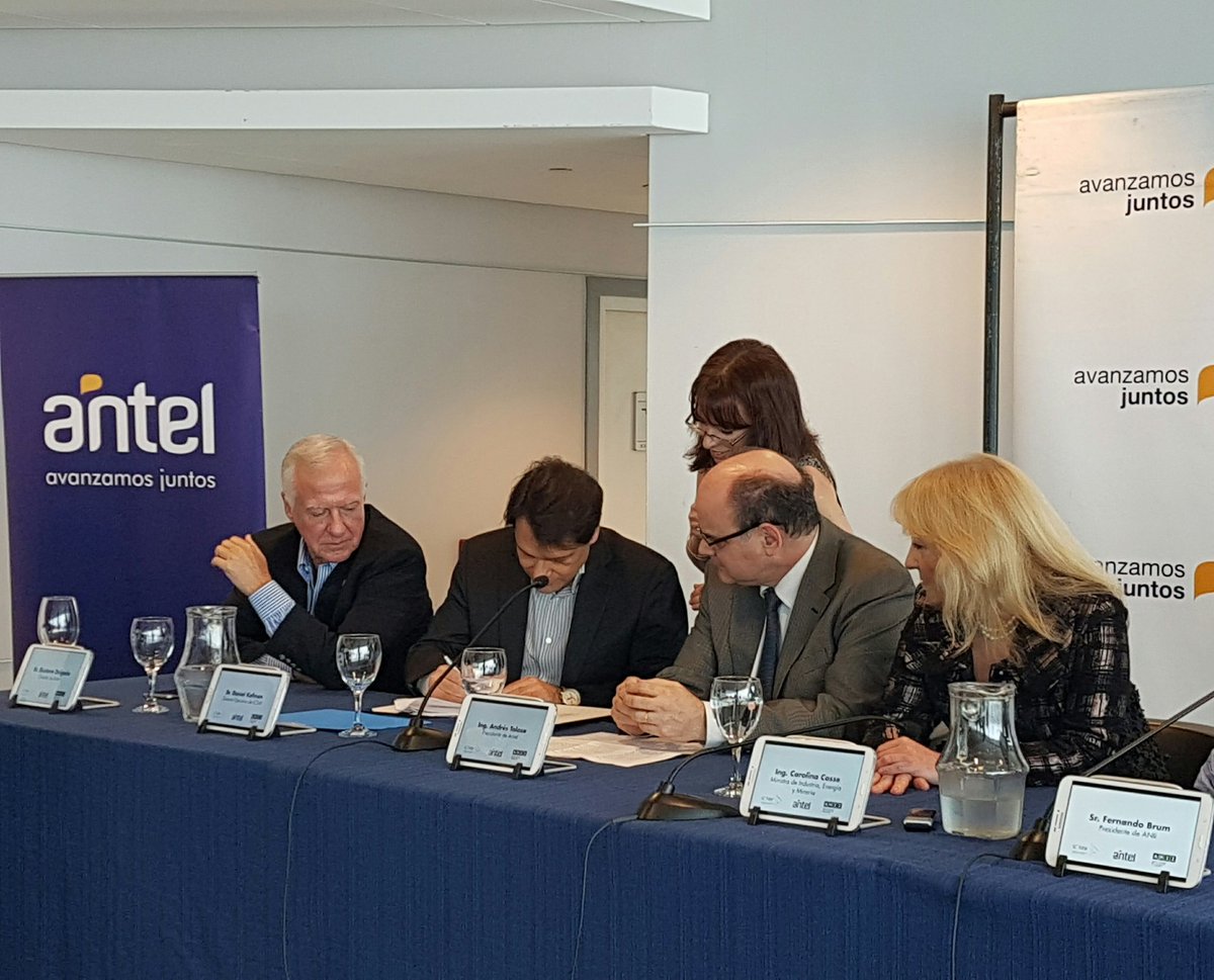 MIEM_Uruguay's tweet photo. [Ahora] @AntelDeTodos firma acuerdos para impulsar la innovación.
@ANIIuy #ICT4V #MIEM https://t.co/qqRP6i2Wrb