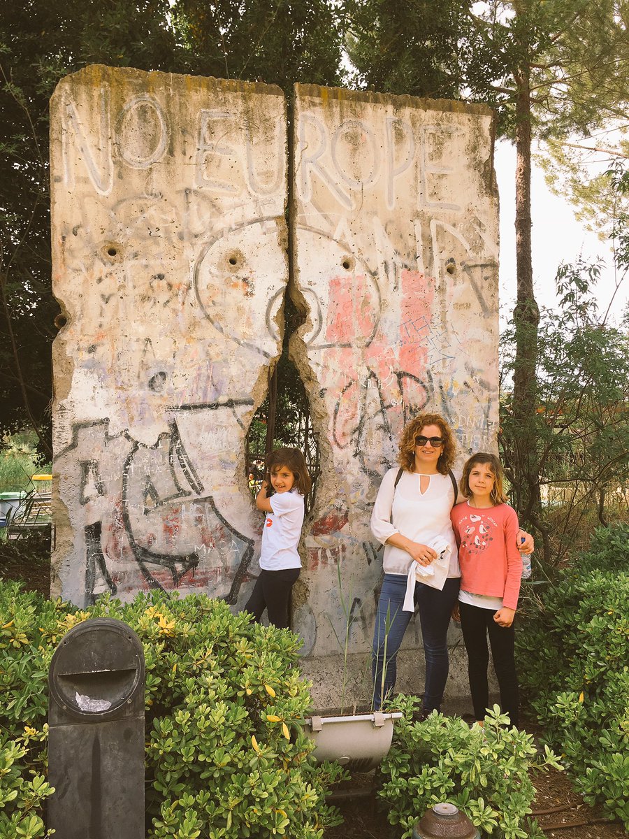 joseareina's tweet photo. Hace #25Expo92 #YofuialaExpo92  y toqué el muro de Berlín, y hoy mis niñas también. https://t.co/amhif6fx5F