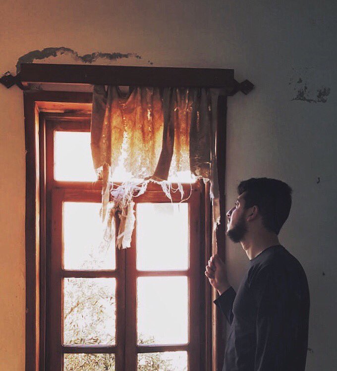 harunserkan's tweet photo. Akıl dünyayı yutuyor ama kalp doymuyor
Kırık dökük bir ayaklı ceset kalıyor elde
Ruh perişan o ceset evinde
Evin yıkılmış, dünyadan sanane! https://t.co/T52UR6HYXE