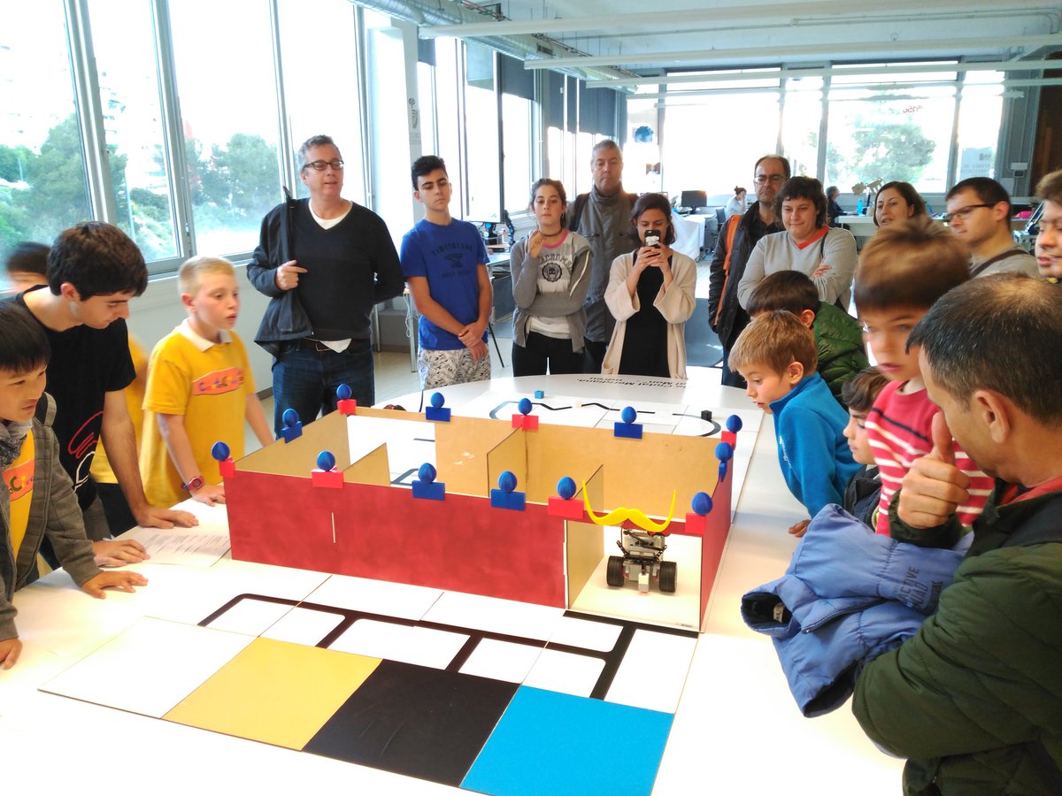 pau_nin's tweet image. En marxa la #RobocatBCN17! #Robocat17 #XarxaAteneus #AFCM