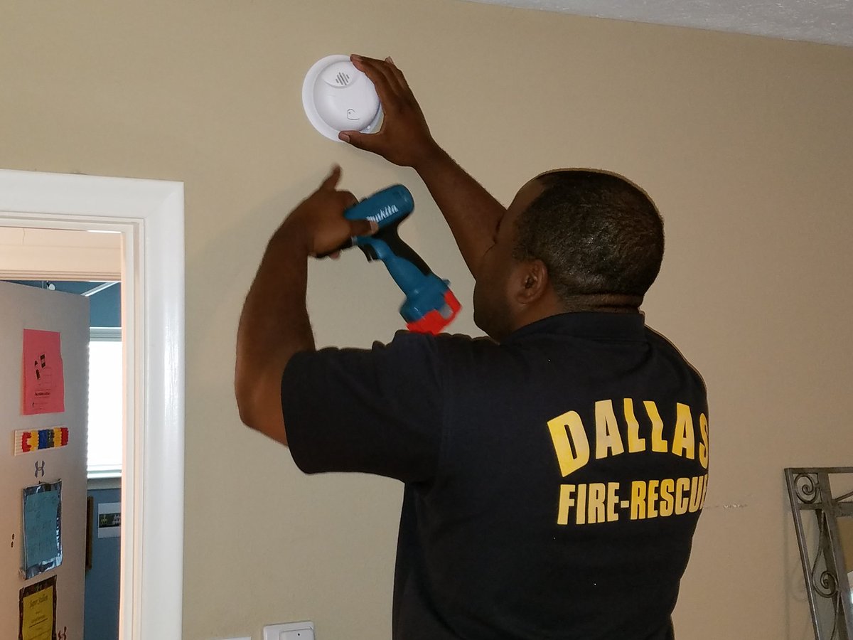 DallasFireRes_q's tweet photo. @DallasFireRes_q #DFRPrevent visited 74 π n #Lakewood & installed 22 smoke alarms. Most π had them πππ Call @311Dallas 4 urs @MarkClaytonD9 https://t.co/volCy3z6xc