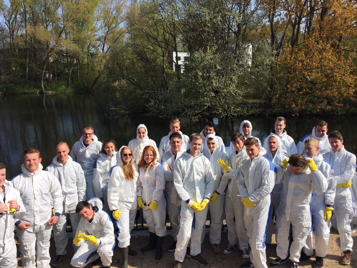 Tweedejaars met een mooi pak het riool in tijdens excursie van het vak Waterketen