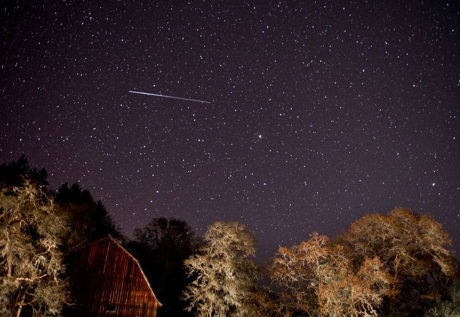 ElUniversal's tweet photo. Esta es una noche de estrellas fugaces: Las Líridas se asoman tímidamente en el cielo 

https://t.co/QWekMdhEF0 https://t.co/lCEYHn9w86