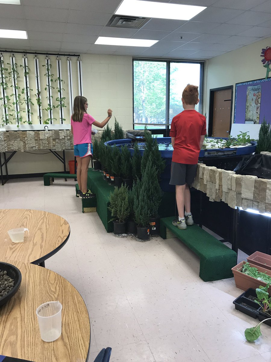 REESpbl's tweet photo. Thanks to these 5th graders for helping out in the lab this morning! @RiverEves https://t.co/Fa7Lxby3EA