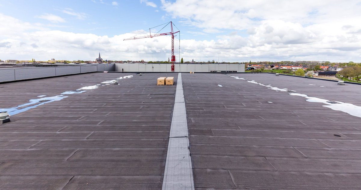 esdecnederland's tweet image. Bij Wezenberg Groep zijn de eerste 3000 #zonnepanelen bijna geïnstalleerd. #esdec #montagesysteem #solarpanels #clickfit #flatfix