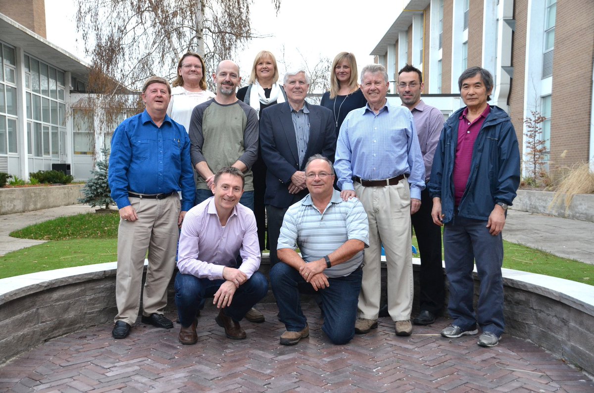 VP4kids's tweet image. @AlumniPCSS was back @PortCreditSS for their annual photo shoot last night. Reminder.. alumni night is Fri May 5th @crookedcue. @PeelSchools