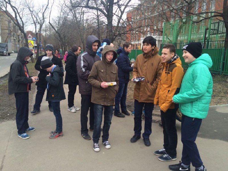 В Савеловском прошла #акция «Обменяй сигарету на конфету», в которой приняли участие инспекторы по делам несовершеннолетних и учащиеся школ