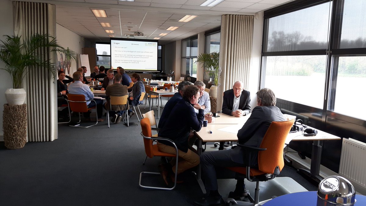 Agrofoodcluster's tweet photo. Denktank over onderzoek en coördinatie in de #aardappelsector in volle gang bij @Agrofoodcluster, veel ketenpartijen met elkaar in gesprek https://t.co/WlM3lo1zHg
