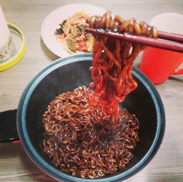 syncdes's tweet photo. Kore'ye geri döndüğüme göre tatilimin "7/24 Yemek" kısmına geçebilirim. Öğünlerinizi atlamadan sıkı beslenin! ㅋㅋ #EatJinPower #AlwaysEat https://t.co/96EcHxeUJT