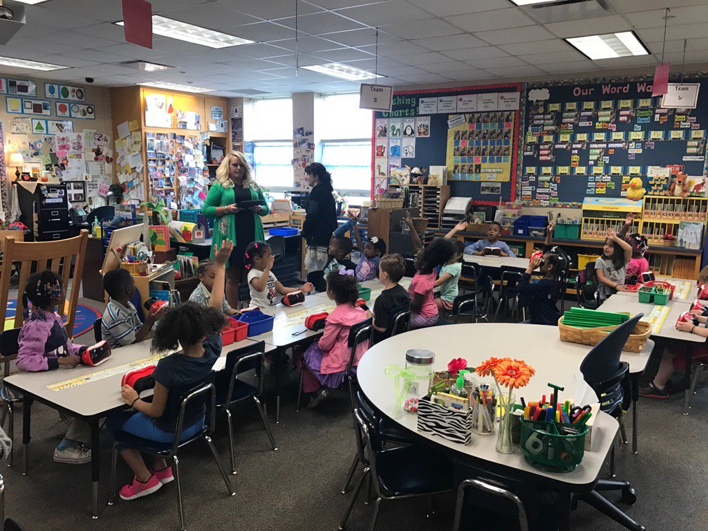 robbiegrimes's tweet photo. Angela Tinsman leads her K Ss on a #googleexpeditions trip to @SanDiegoZoo. #CWEChamp #WeAreWayne #edtech #INeLearn https://t.co/aXzddH2hgG