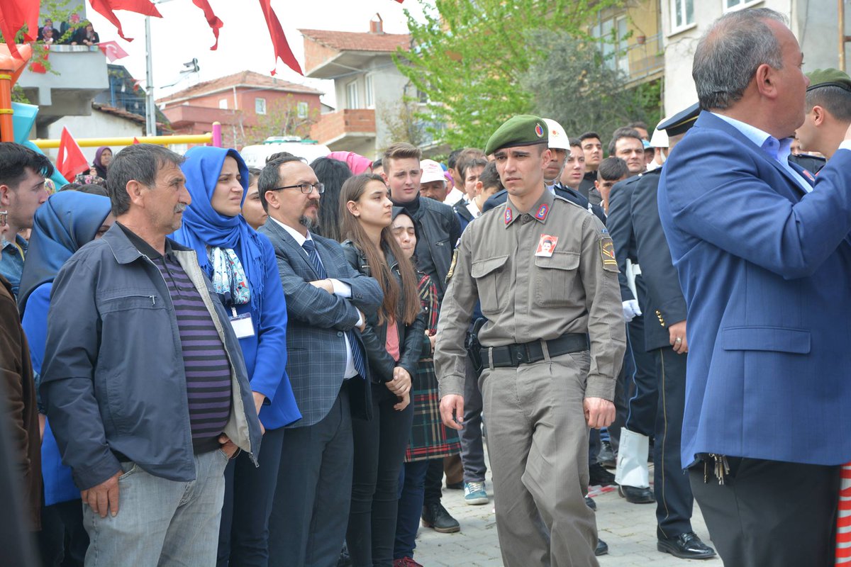 Öğrencimiz İbrahim Enes Dereli'nin babası şehit polisimiz Ekrem Dereli'ye Allah'tan rahmet, ailesine başsağlığı ve sabır diliyoruz.