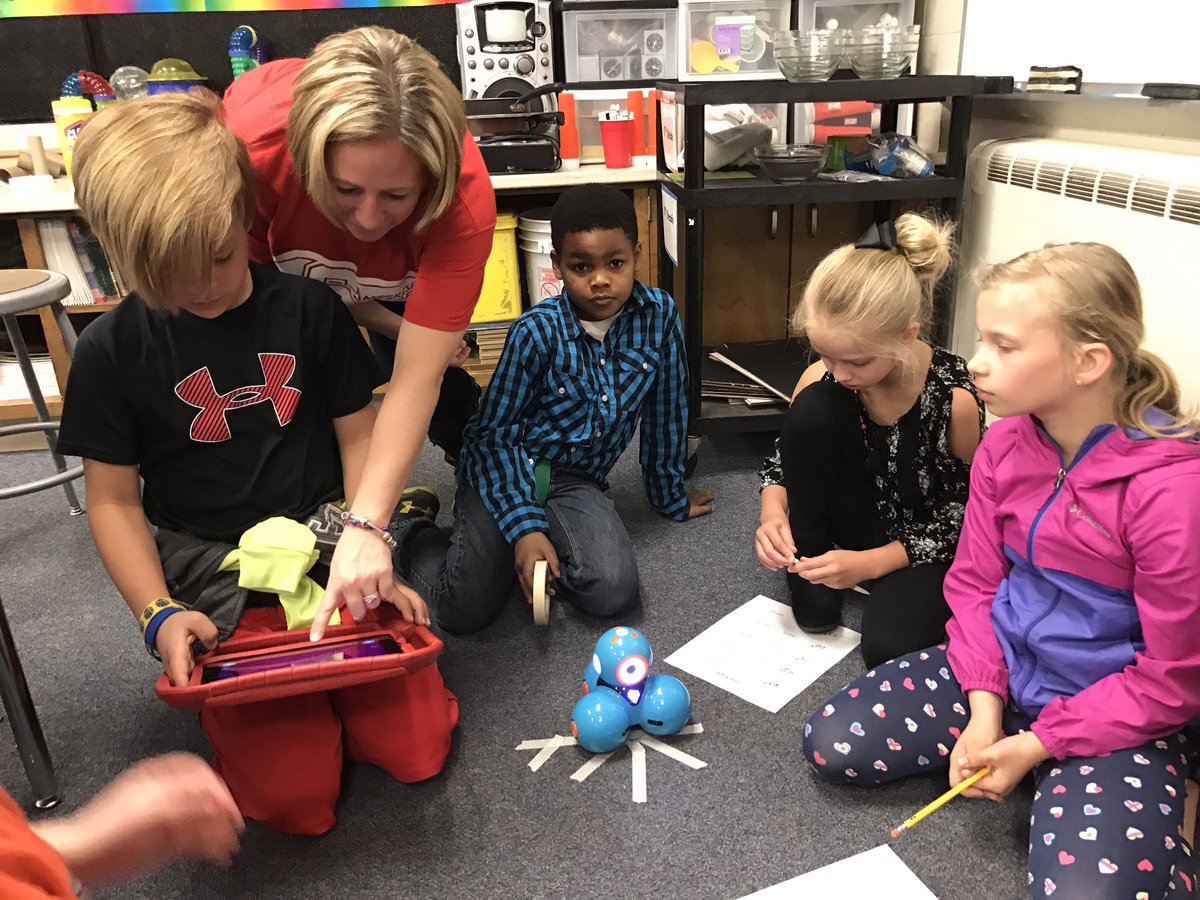 trent3rdgrade's tweet photo. #Morrish leaders exploring angles in the STEM lab today!! https://t.co/Z6LpFjq0Qn